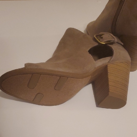 Stylish Tan Suede Like Ankle Booties Heeled Shoe Open Toe Womens Size 7.5 7-1/2 - Picture 3 of 10